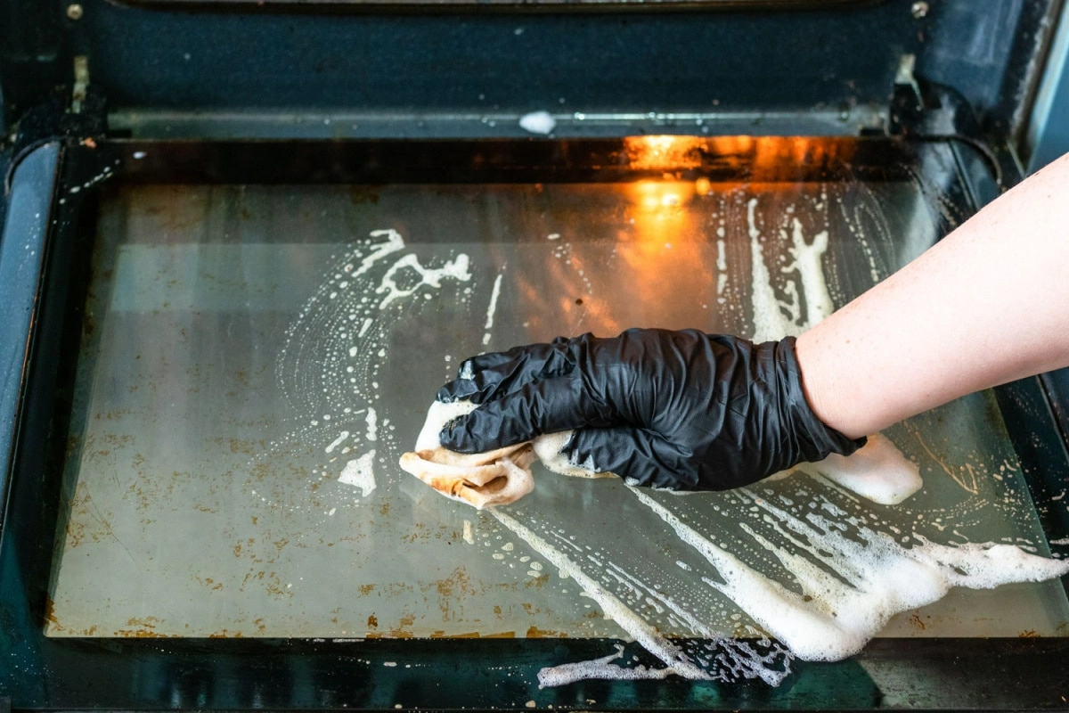 Il trucco del calore: ammorbidire lo sporco con il forno caldo per una pulizia senza sforzo.