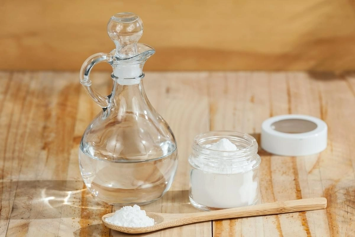 Aceto e sale: due ingredienti domestici per una pulizia efficace ed economica.