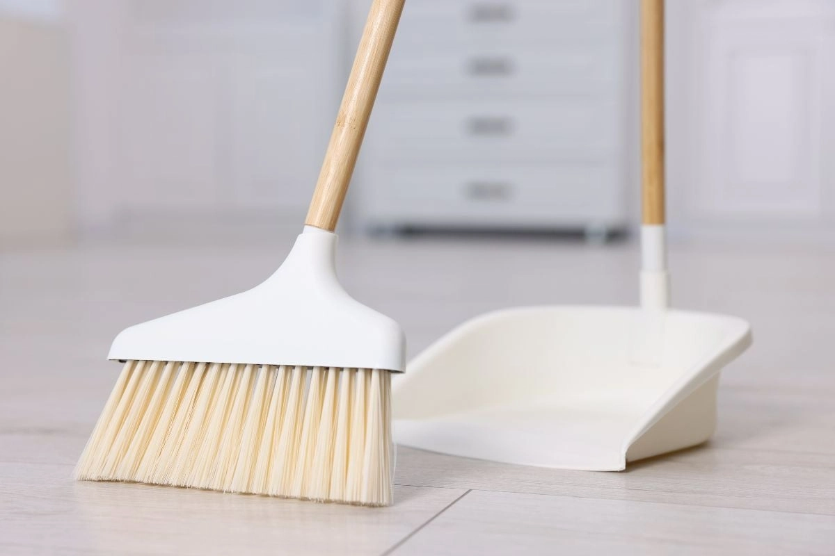 Dopo il trattamento: una scopa disinfettata, deodorizzata e priva di batteri.